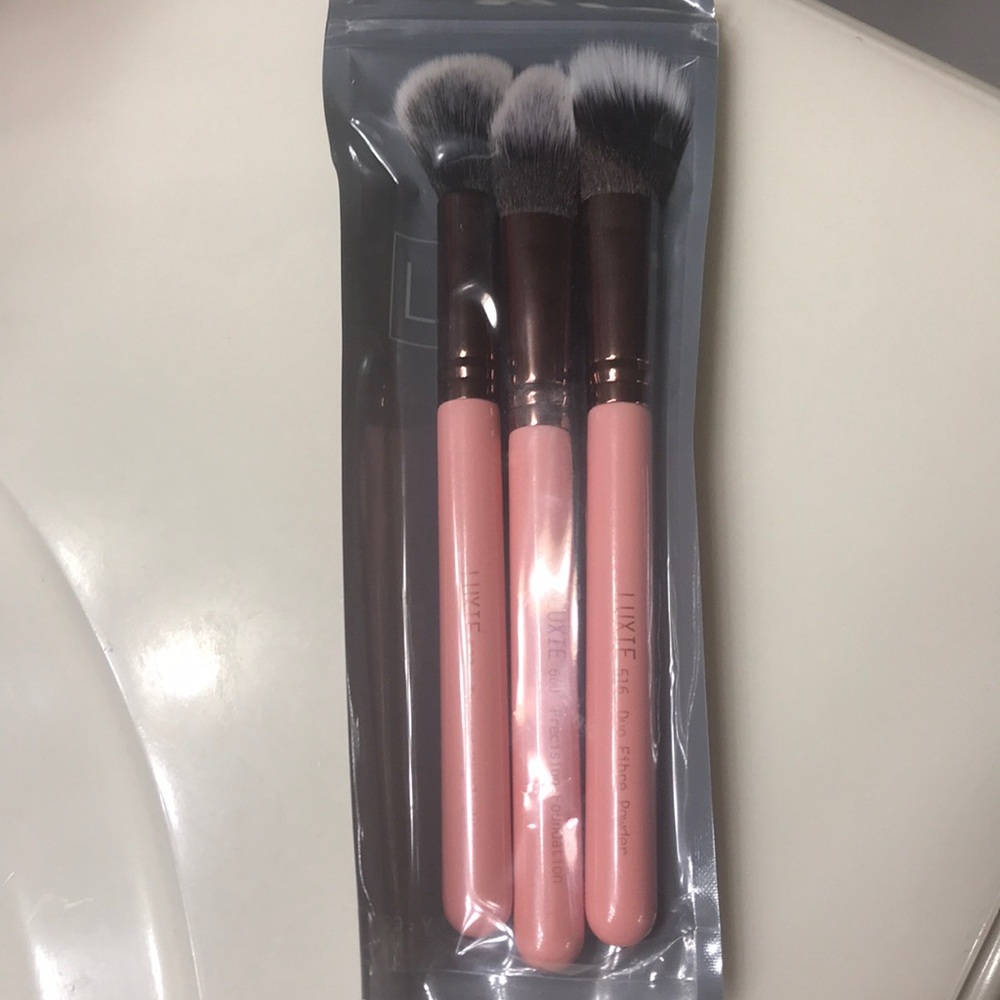 NIB Luxie Foundation Brush Set
